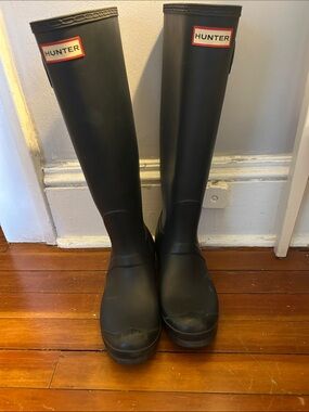 Hunter Navy Blue Tall Rain Boots with Red & White Logo